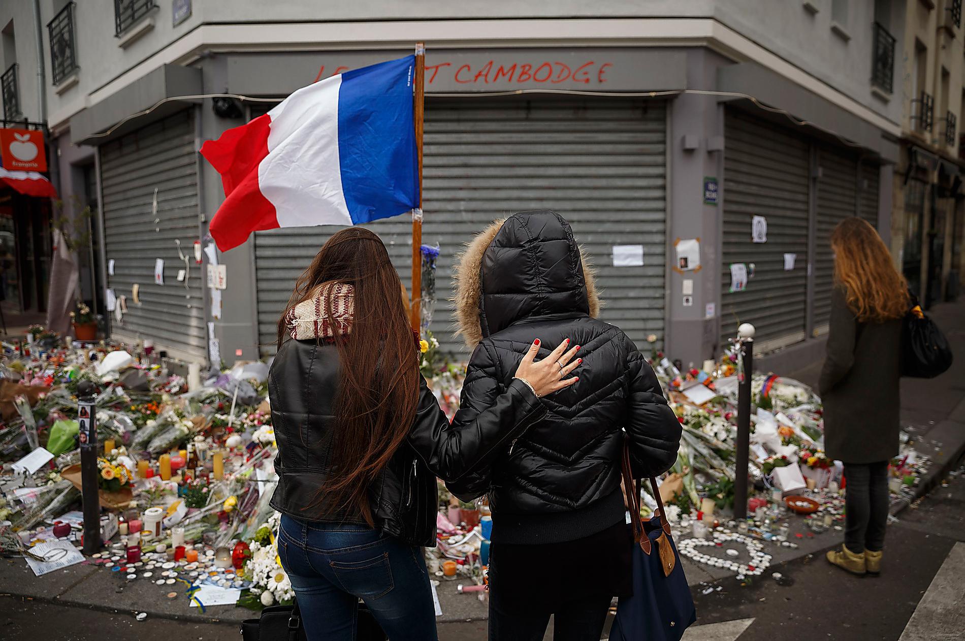 Land i sorg Terrorns offer hedras utanför restaurangen Le Petit Cambodge 
i Paris där flera gäster sköts till döds för en vecka sedan. Foto: AP