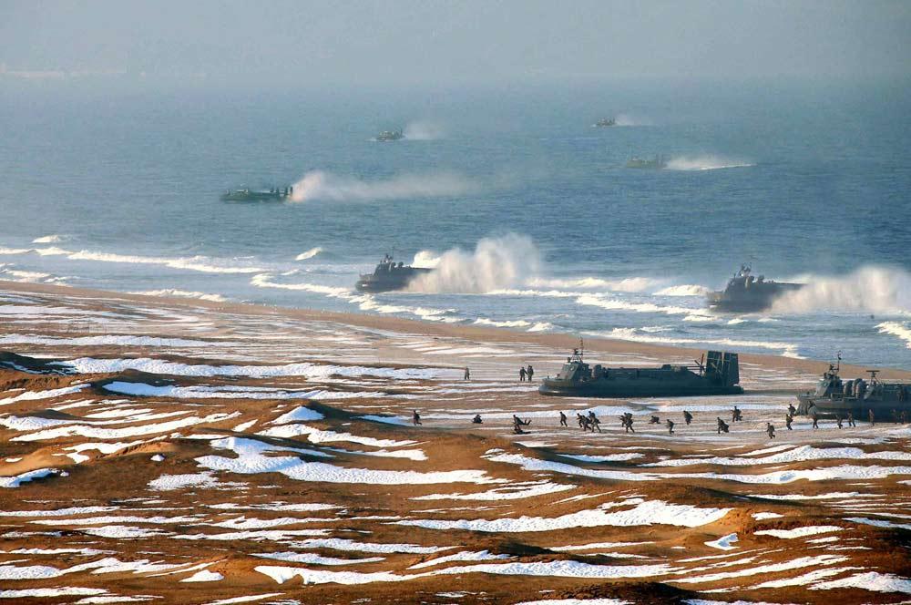 Bilder från Nordkorea visar militärövningar. Bilden har anklagats för att vara manipulerad och att flera av svävarna har lagts in i bilden.