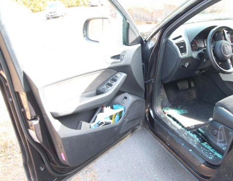 Bild från polisens undersökning som visar den krossade bilrutan.