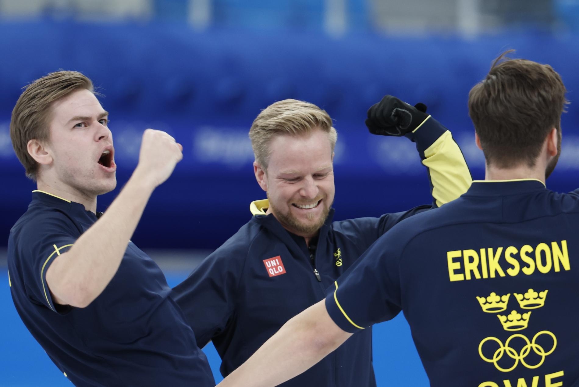 Christoffer Sundgren, Niklas Edin och Oskar Eriksson jublar efter OS-finalen i curling.