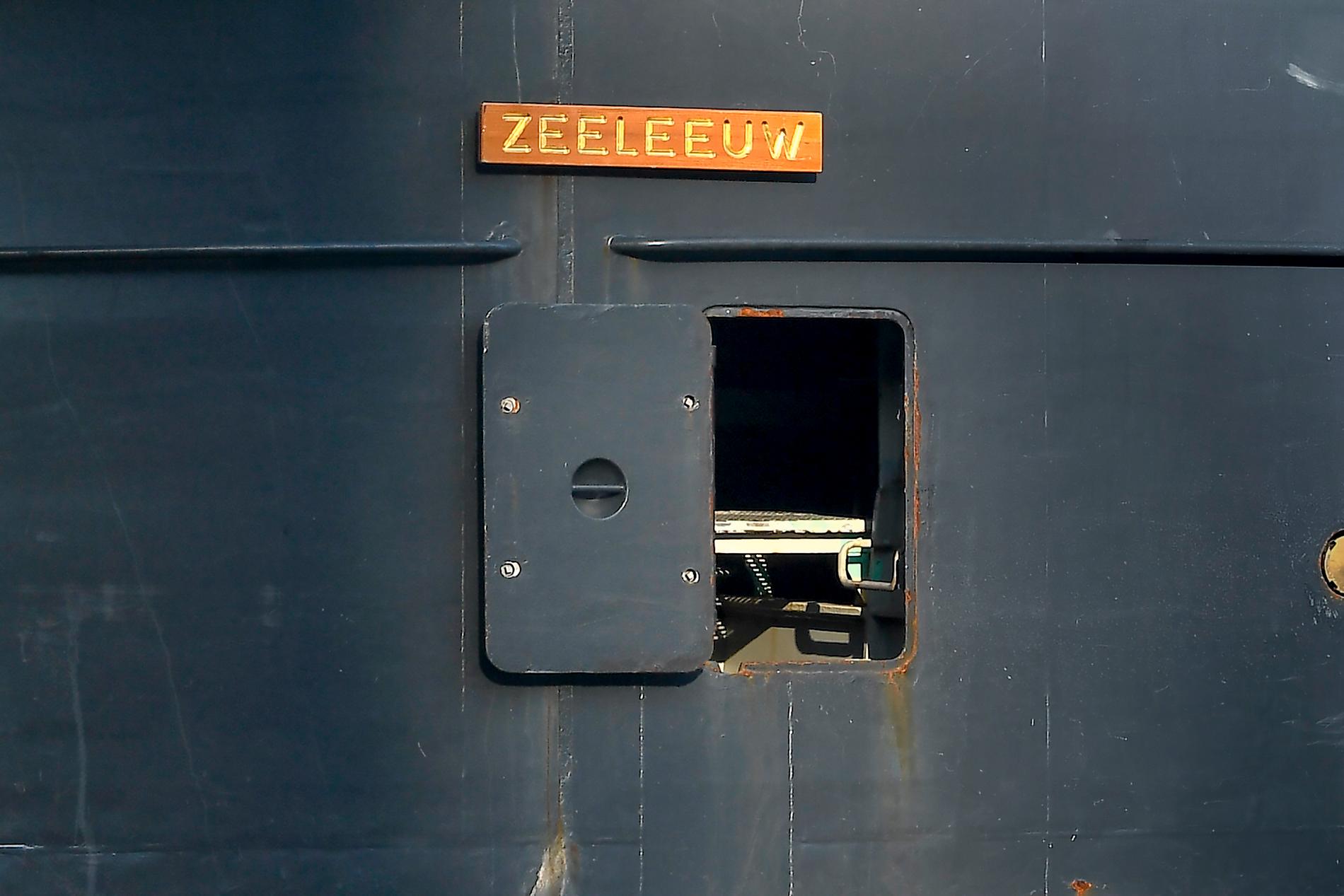 Bland skärgårdsbåtar och Djurgårdsfärjor gled den nederländska HNLMS Zeeleeuw in och lade sig intill kaj vid Fotografiska i Stockholm.