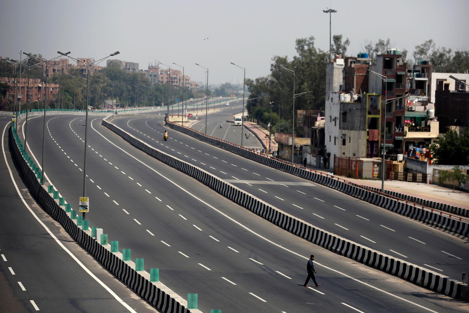 NEW DELHI, INDIEN Motorvägen ligger näst intill öde i Indiens huvudstad New Delhi med 22 miljoner invånare. 