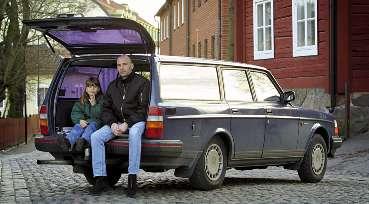 Mats Nilsson köpte bilen av sin bror   och stortrivs. Dottern Frida sitter bra i bagageutrymmet.