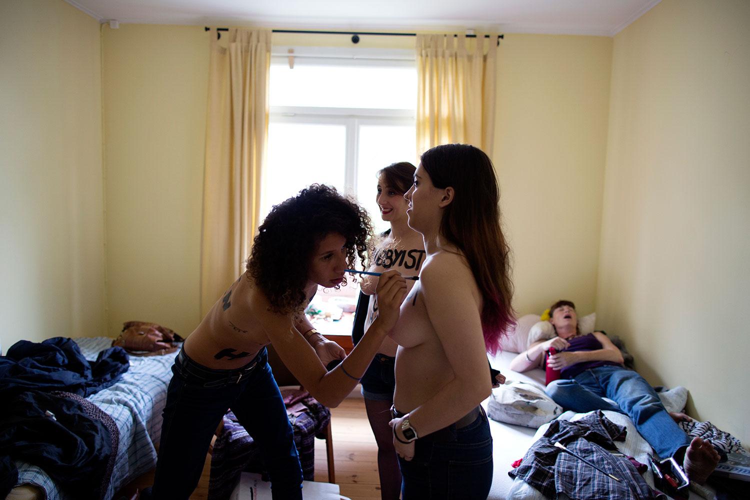 Femen-aktivisterna förbereder sig.