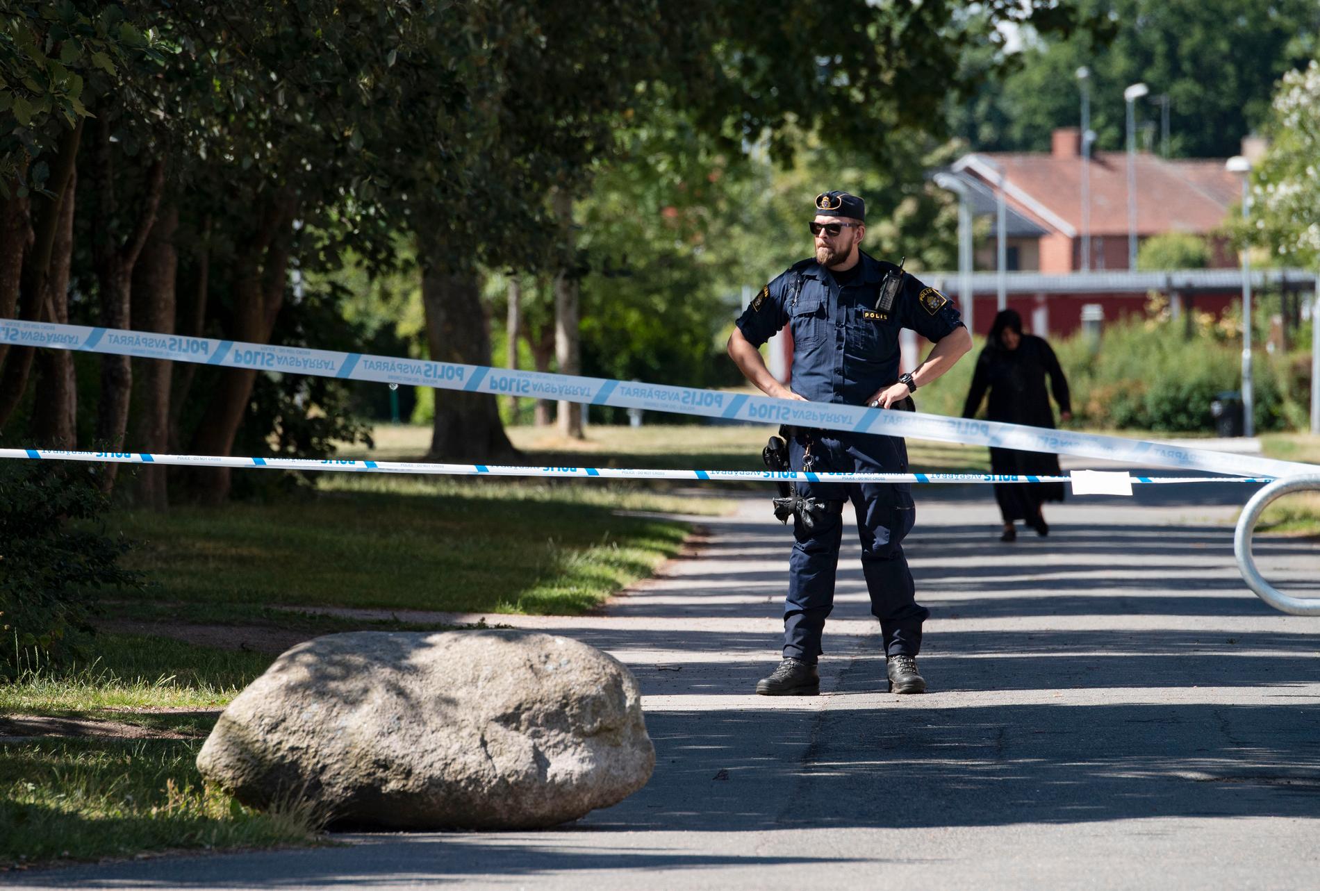 En man i 20-årsåldern har skadats allvarligt i en skottlossning i Kristianstad.