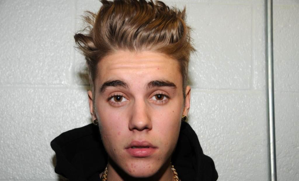 Justin Bieber fotograferad efter att ha blivit arresterad för att ha kört illegalt gaturace