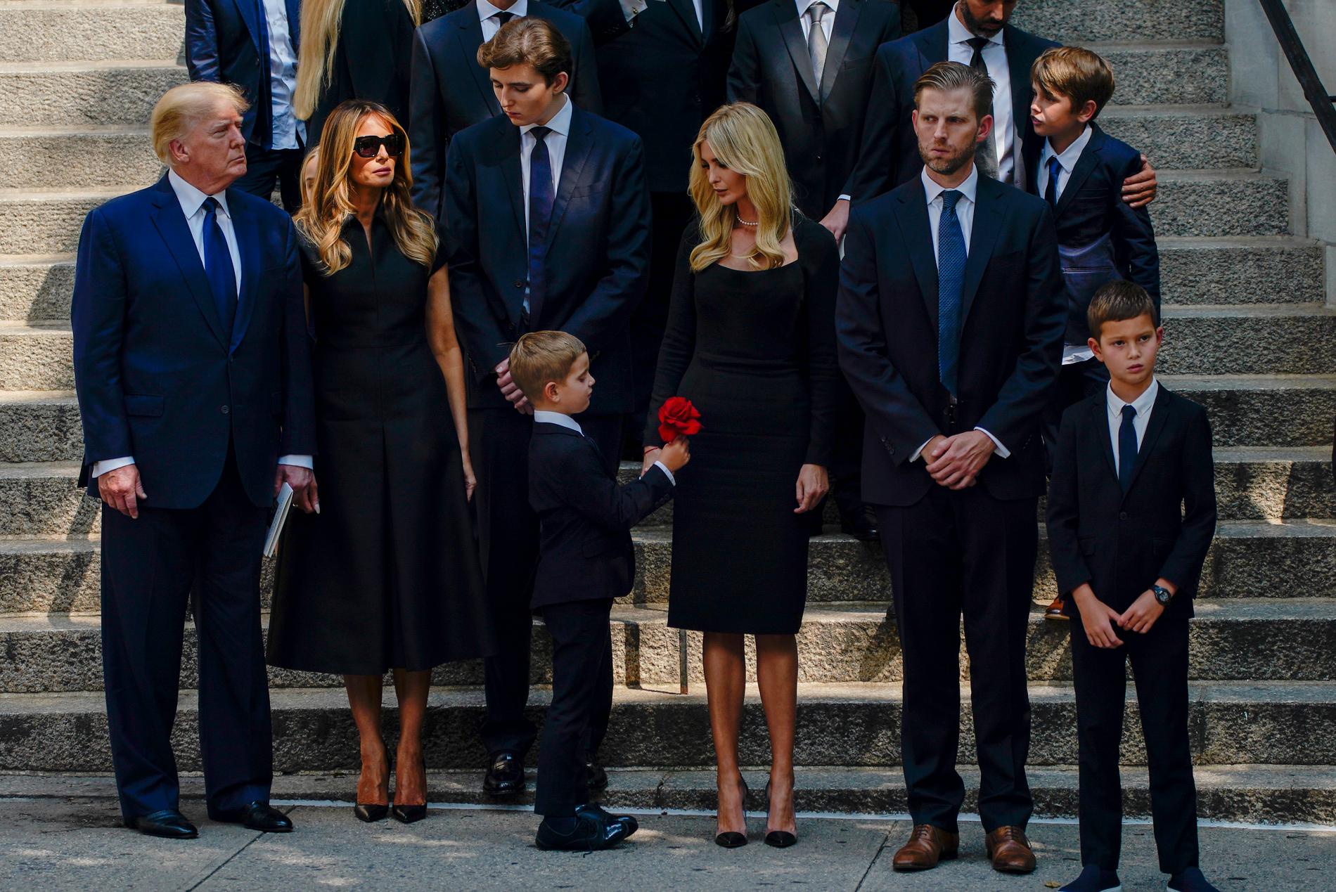 Donald och Melania Trump, tillsammans med Barron Trump, Ivanka Trump och Eric Trump, efter begravningen.