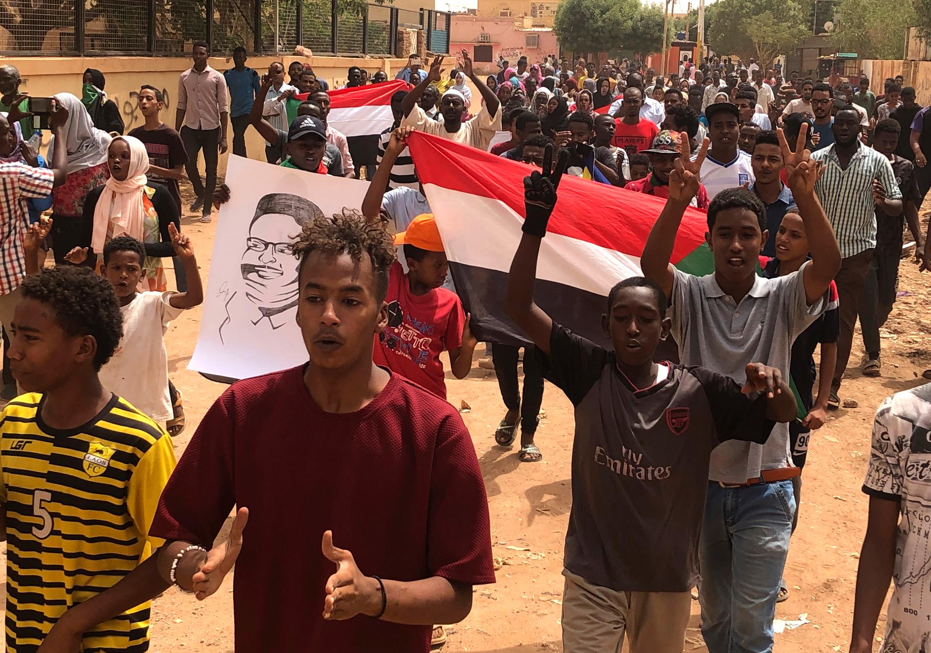 Demonstranter ropar slagord mot militärjuntan under en protest i Sudans huvudstad Khartum den 30 juni. Arkivbild.