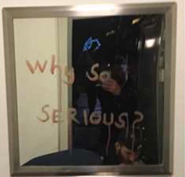 Den mordmisstänkte mannen skrev ett meddelande i blod på den offentliga toalettens spegel.