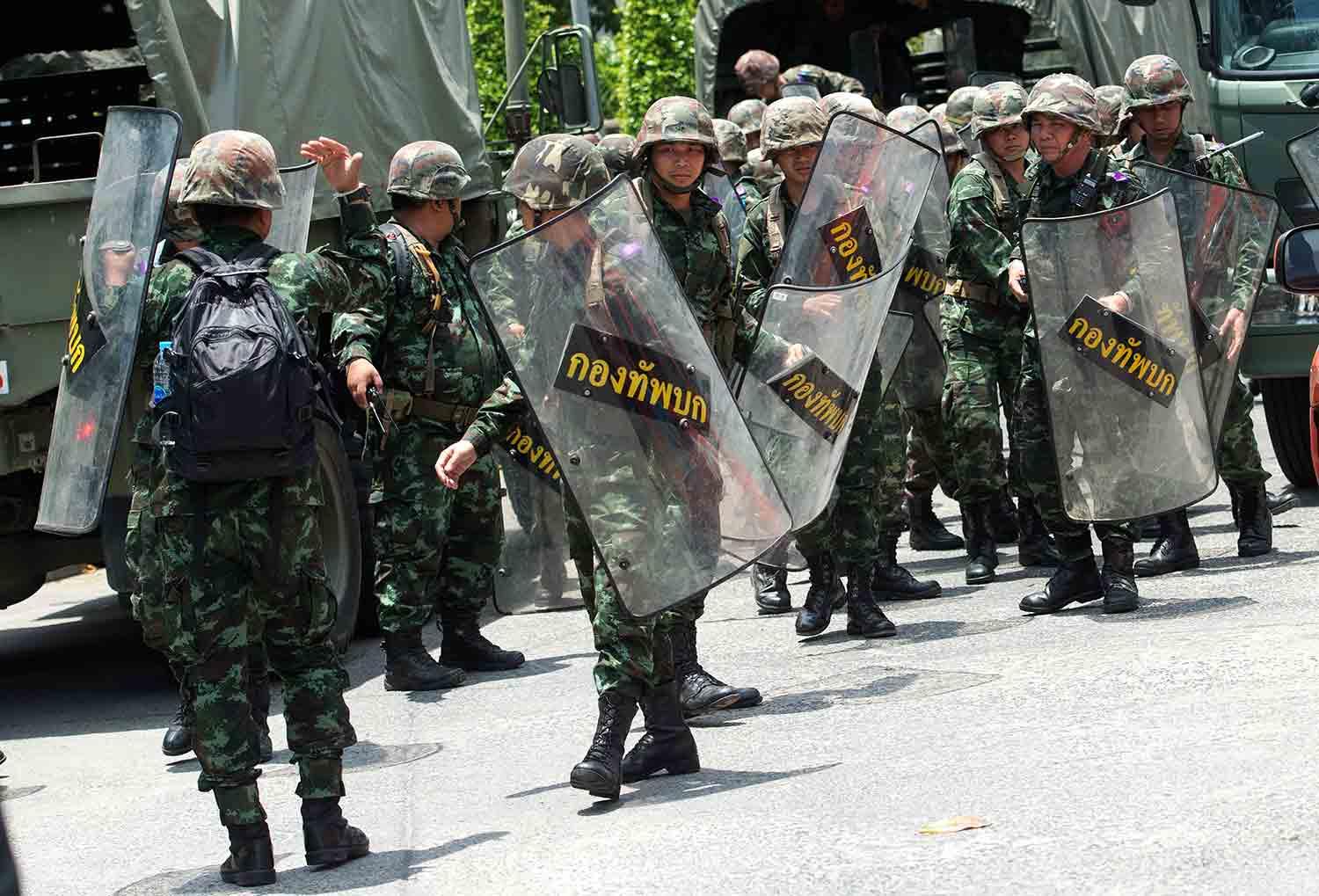 Militär redo för patrullering i Bangkok.