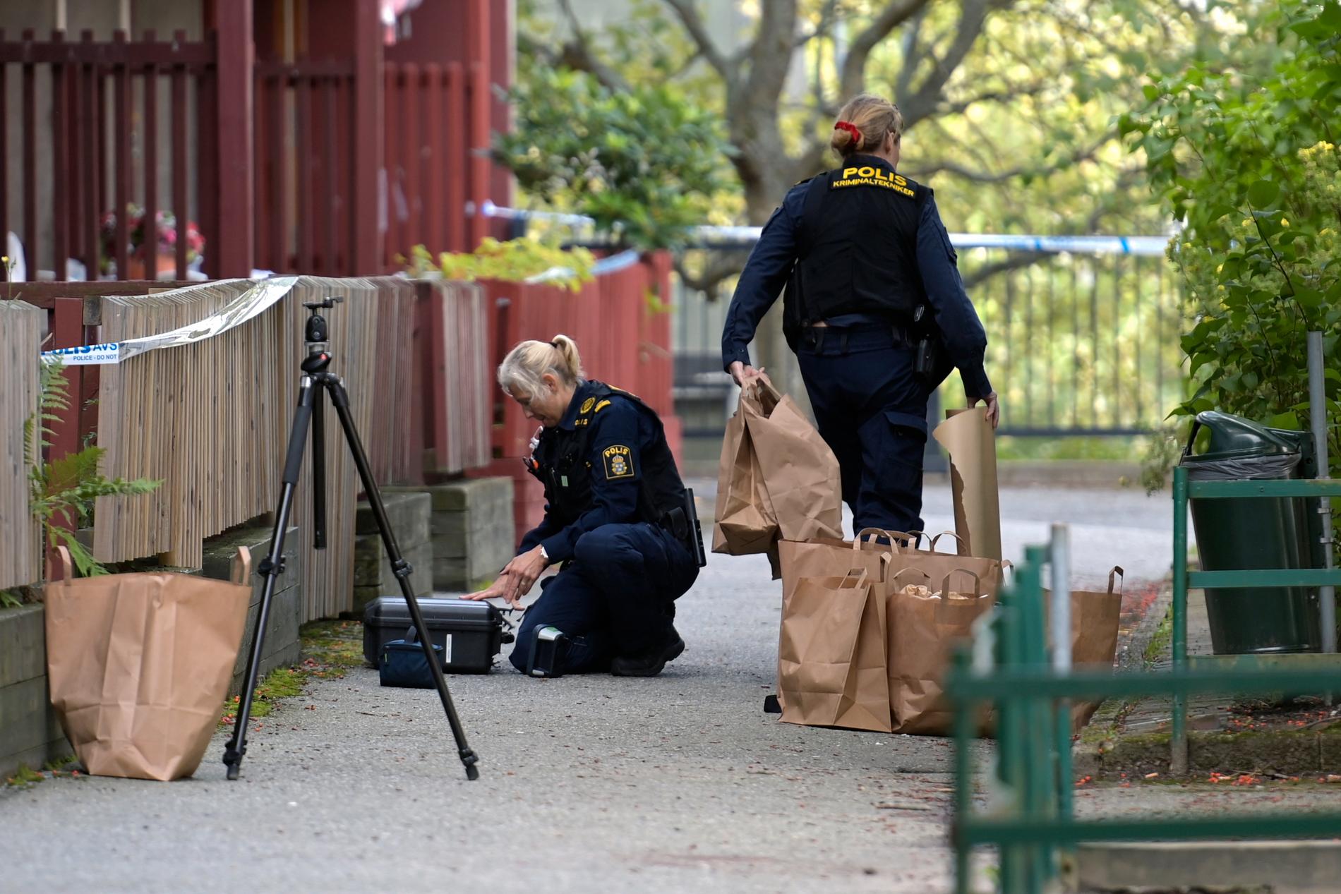 Polisens tekniker arbetar på platsen för skjutningen