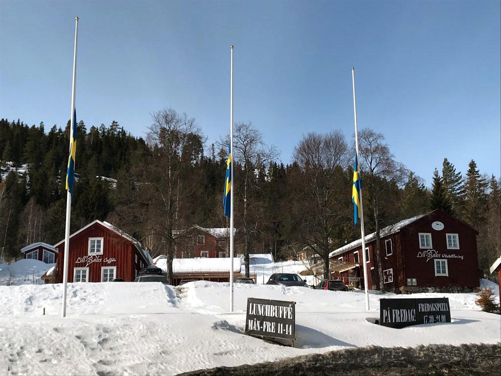 Flaggor på halv stång utanför Lill-Babs ”caffär” i Järvsö.