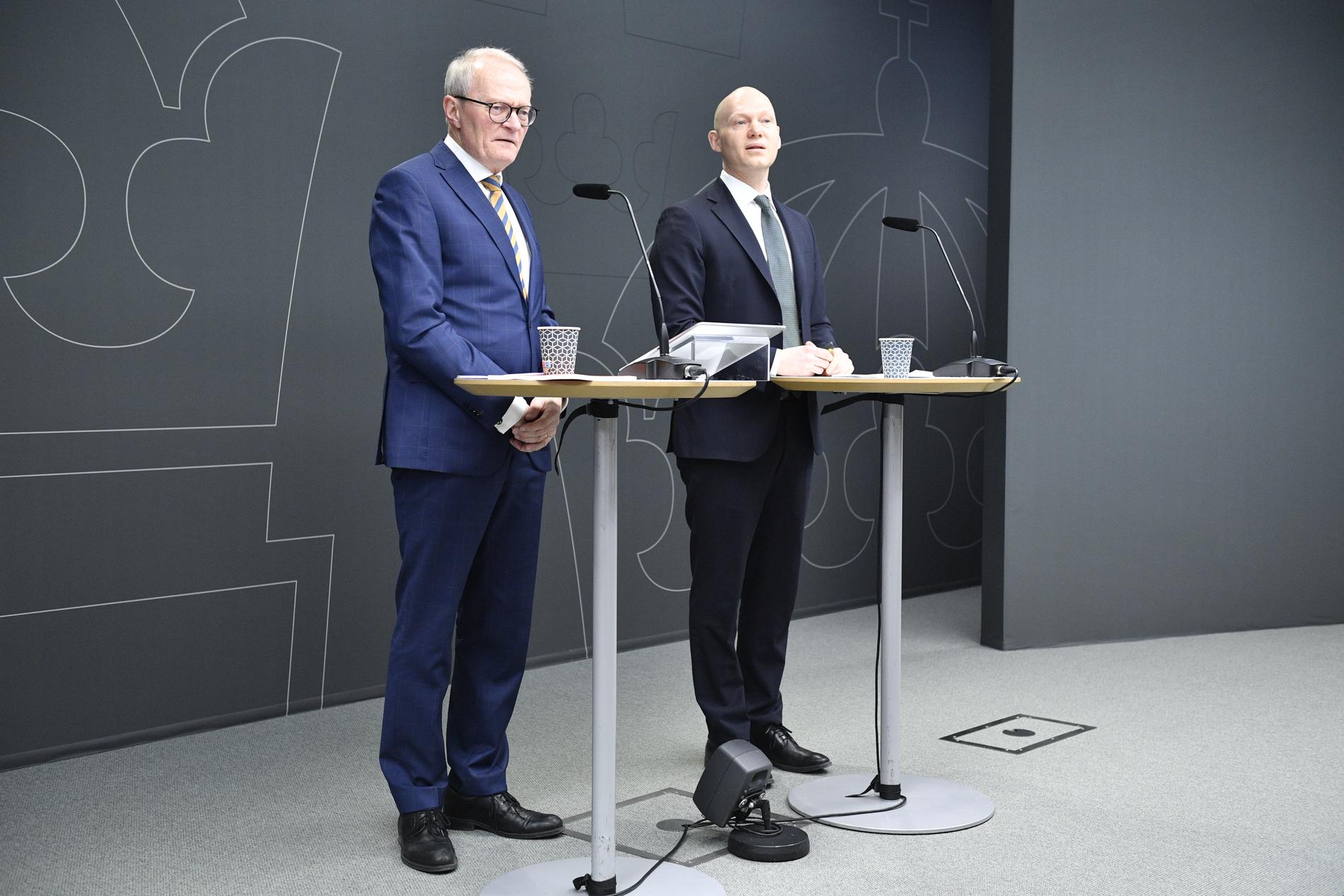 Finansmarknadsminister Niklas Wykman (th) och utredare Gunnar Larsson håller en pressträff.