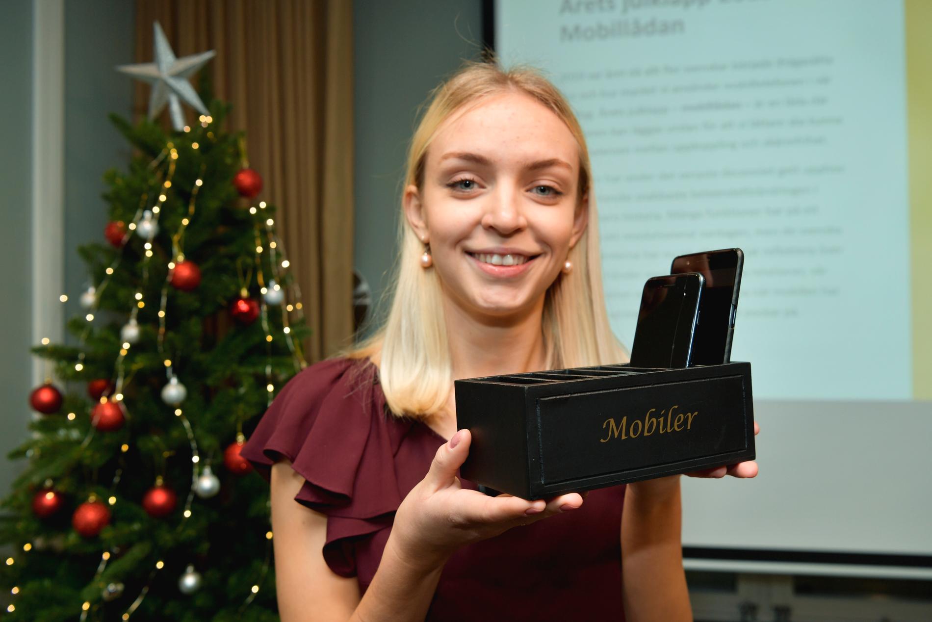 HUI:s analytiker Saga Bowallius presenterar årets julklapp som är en mobillåda, under en pressträff på huvudkontoret i Stockholm.