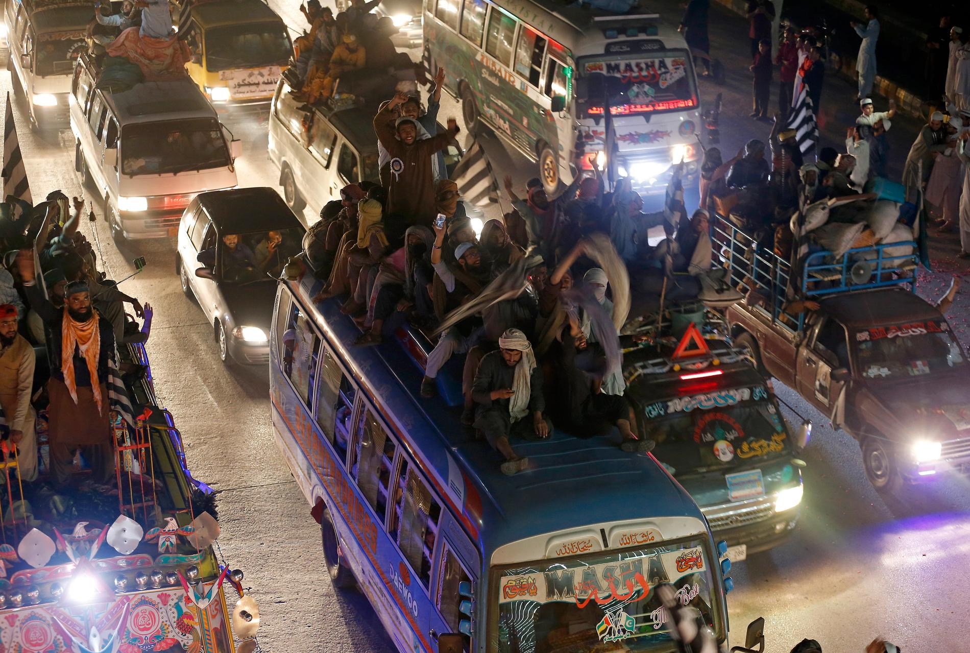 Demonstranter åker in till Islamabad.