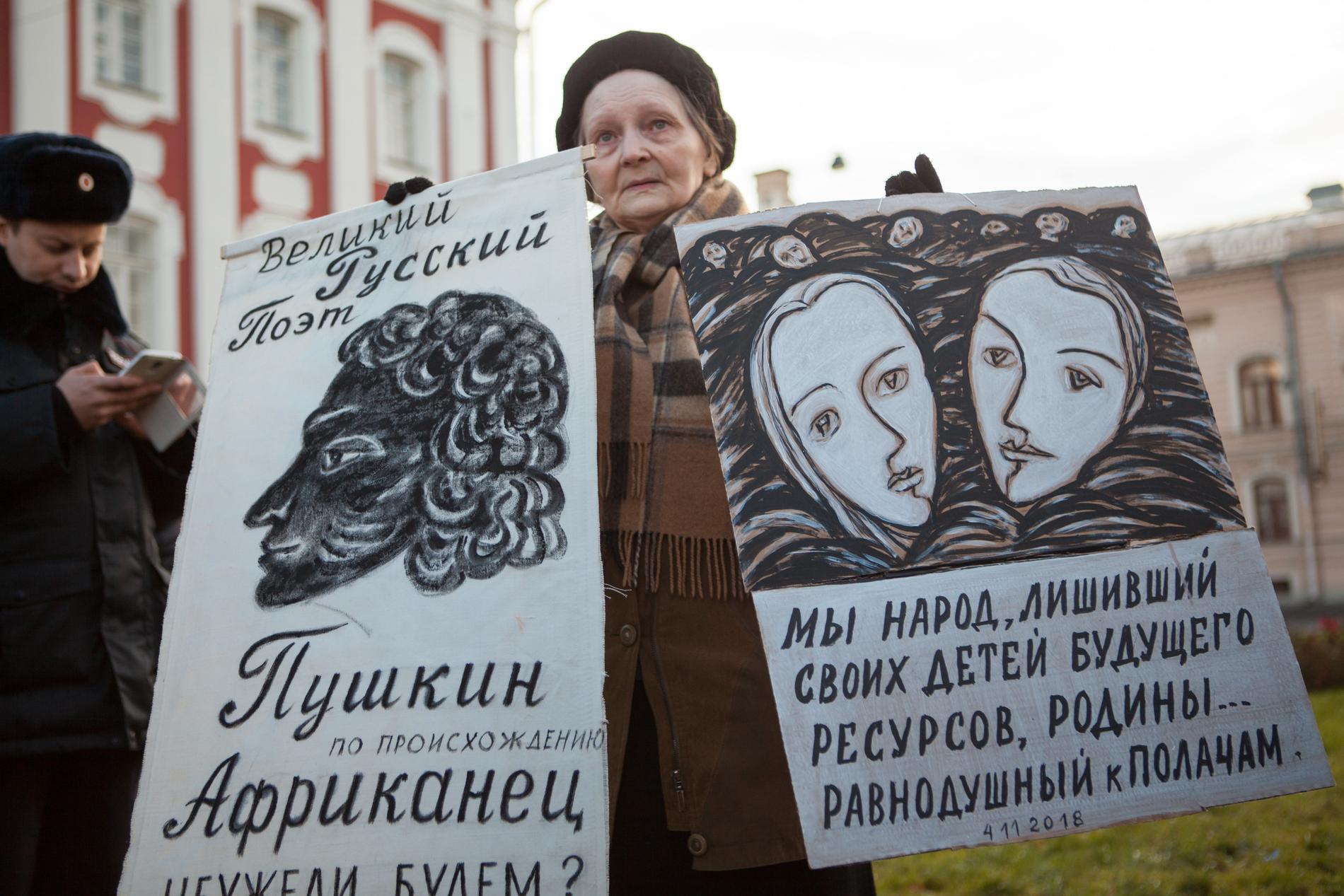 Jelena Osipova demonstrerar i Sankt Petersburg den 4 november 2018. På högra plakatet står: ”Vi är ett folk som berövar våra barn deras framtida möjligheter... Vi är likgiltiga inför bödlarna.”