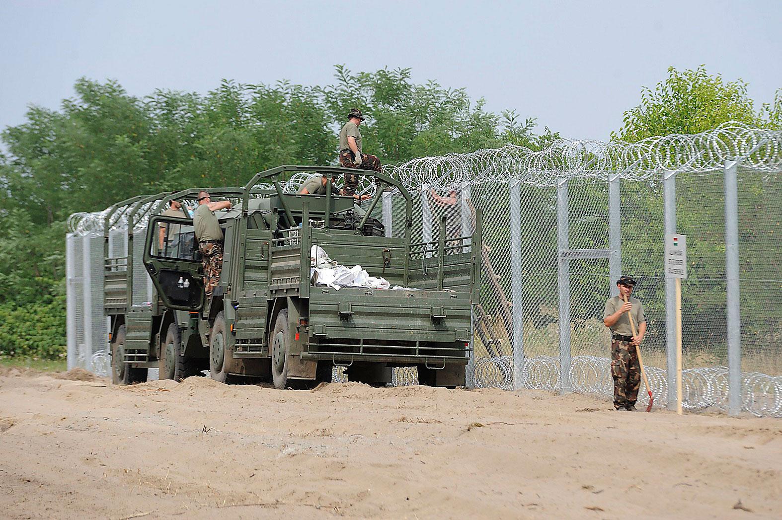 Ungerska militärer bygger ett temporärt stängsel på gränsen mot Serbien.