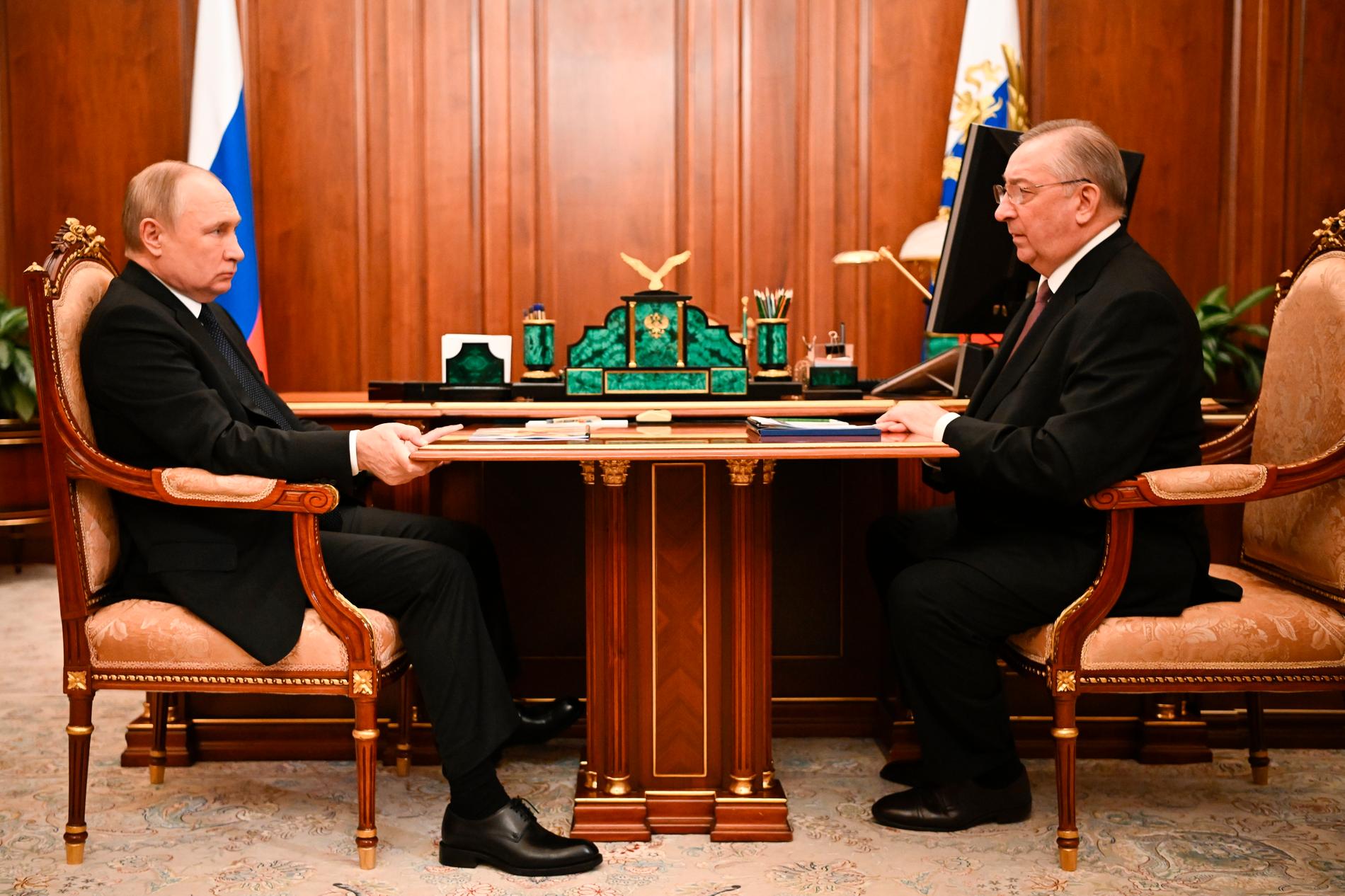 Vladimir Putin håller sig i bordet. Här vid ett möte med Transnefts ordförande Nikolay Tokarev i Kreml den 21 april i år. Arkivbild.