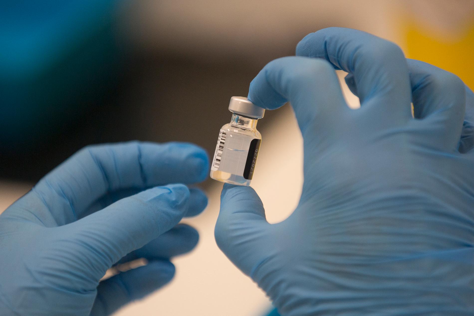 Storbritannien är första land att vaccinera med Pfizer och Biontechs vaccin.