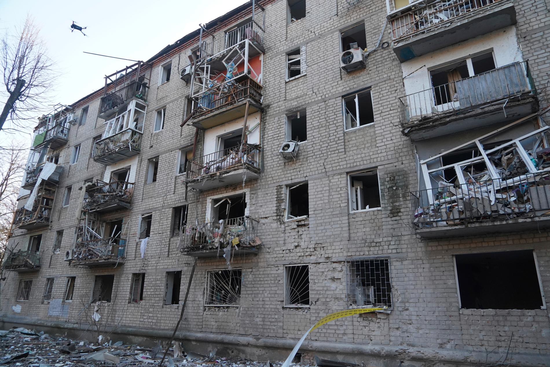 Ett skadat flerfamiljshus i Charkiv efter onsdagens ryska flyganfall.