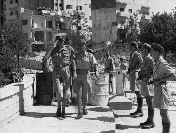 Folke Bernadotte i Jerusalem, utanför det judiska högkvarteret.