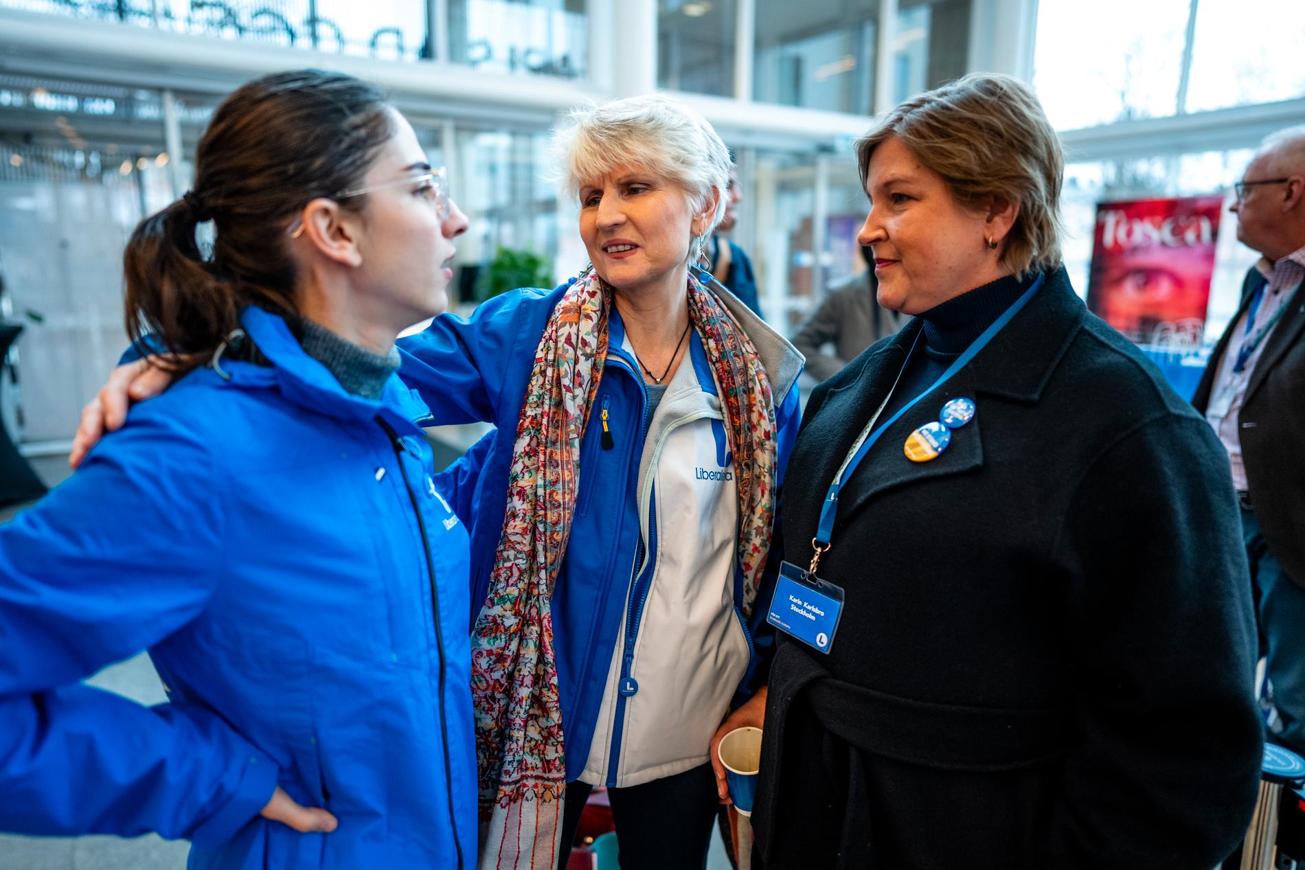 Miljöminister Romina Pourmokhtari med toppkandidaterna till Europaparlamentet Karin Karlsbro och Anna Maria Corazza Bildt.