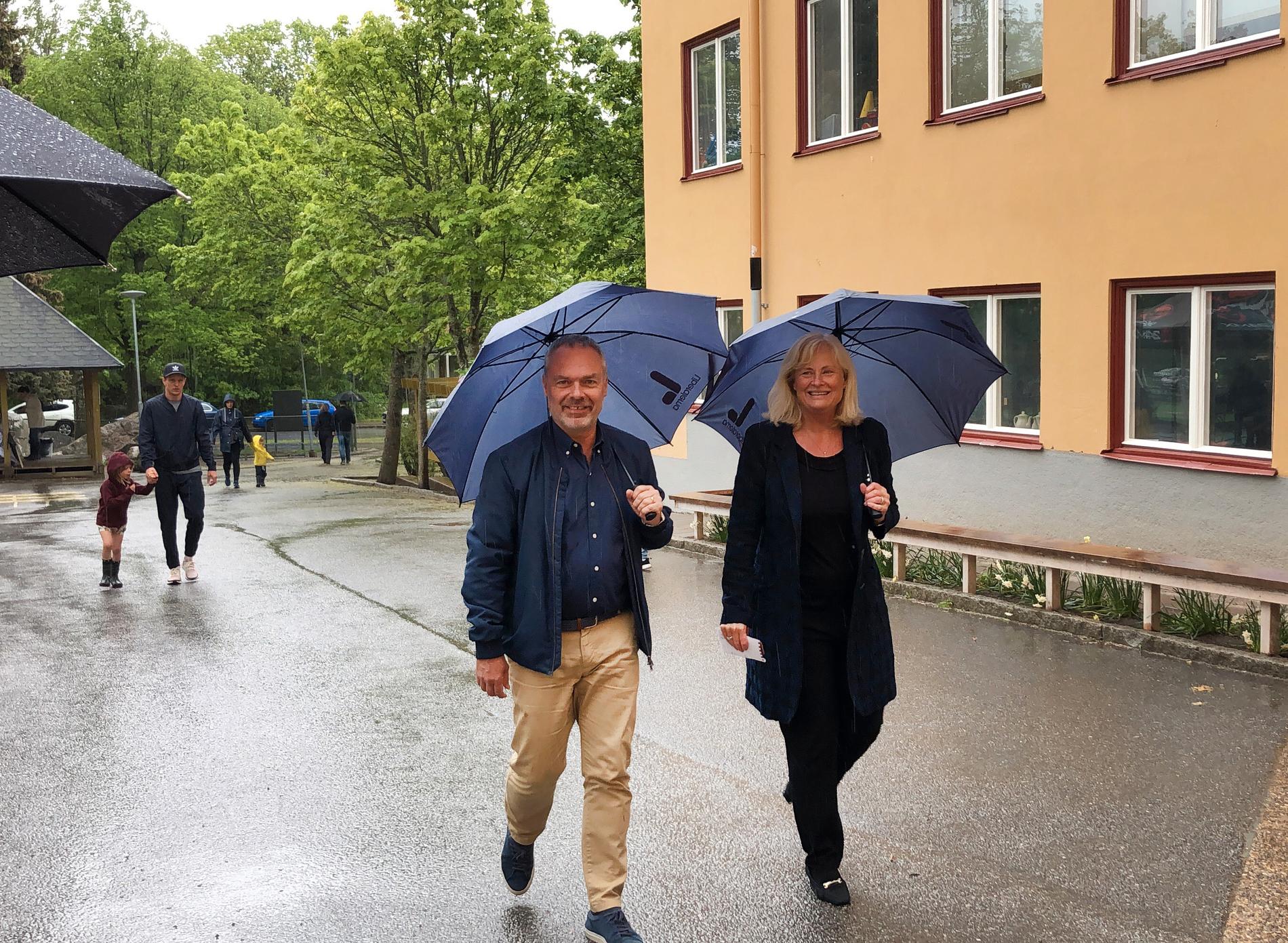 Liberalernas partiledare Jan Björklund och hustrun Anette Brifalk röstar till EU-valet i Bromma där de bor.