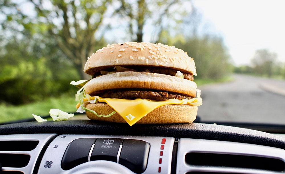Det är förbjudet att äta och köra i Storbritannien. 