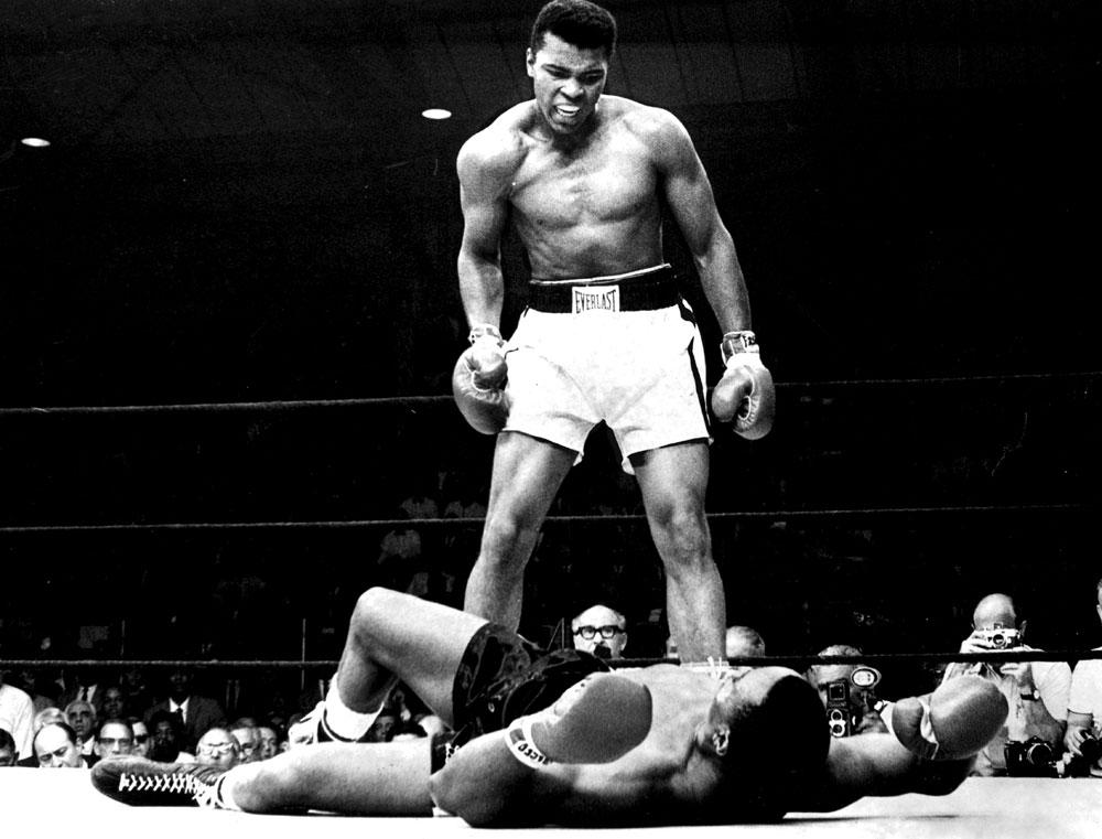 TITELVINNAREN En av världen mest kända idrottsbilder, från strax efter att Ali knockat Sonny Liston 1965.