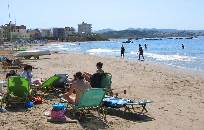 NEA CHORA, KRETA Nea Chora är en stadsdel i populära Chania. Stranden är inte så stor men ren och kantas av fiskrestauranger. Följer du strandpromenaden längs sandstranden når du hamnen i Chania på en kvart. Boka din resa till Grekland här!