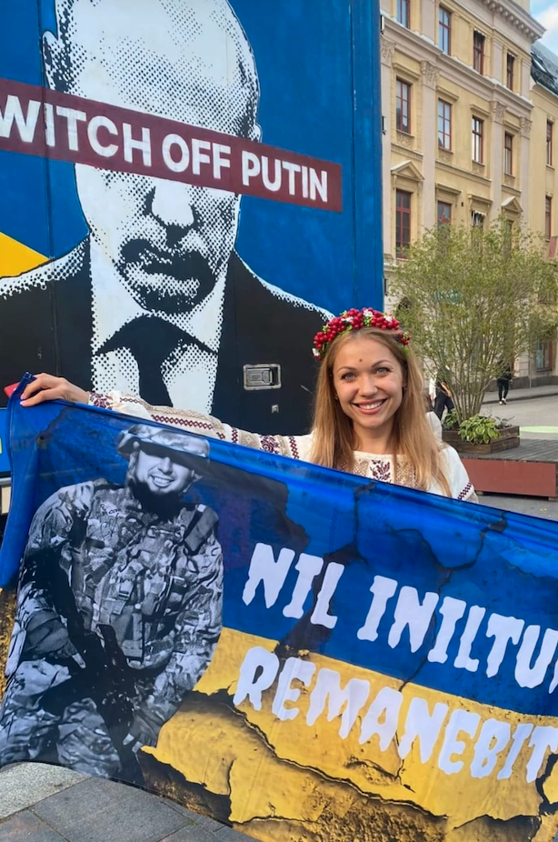 Även Anna Mazur säger nej. Här håller hon i en flagga med en bild på maken Volodymyr vid firandet av Ukrainas nationaldag i Linköping.