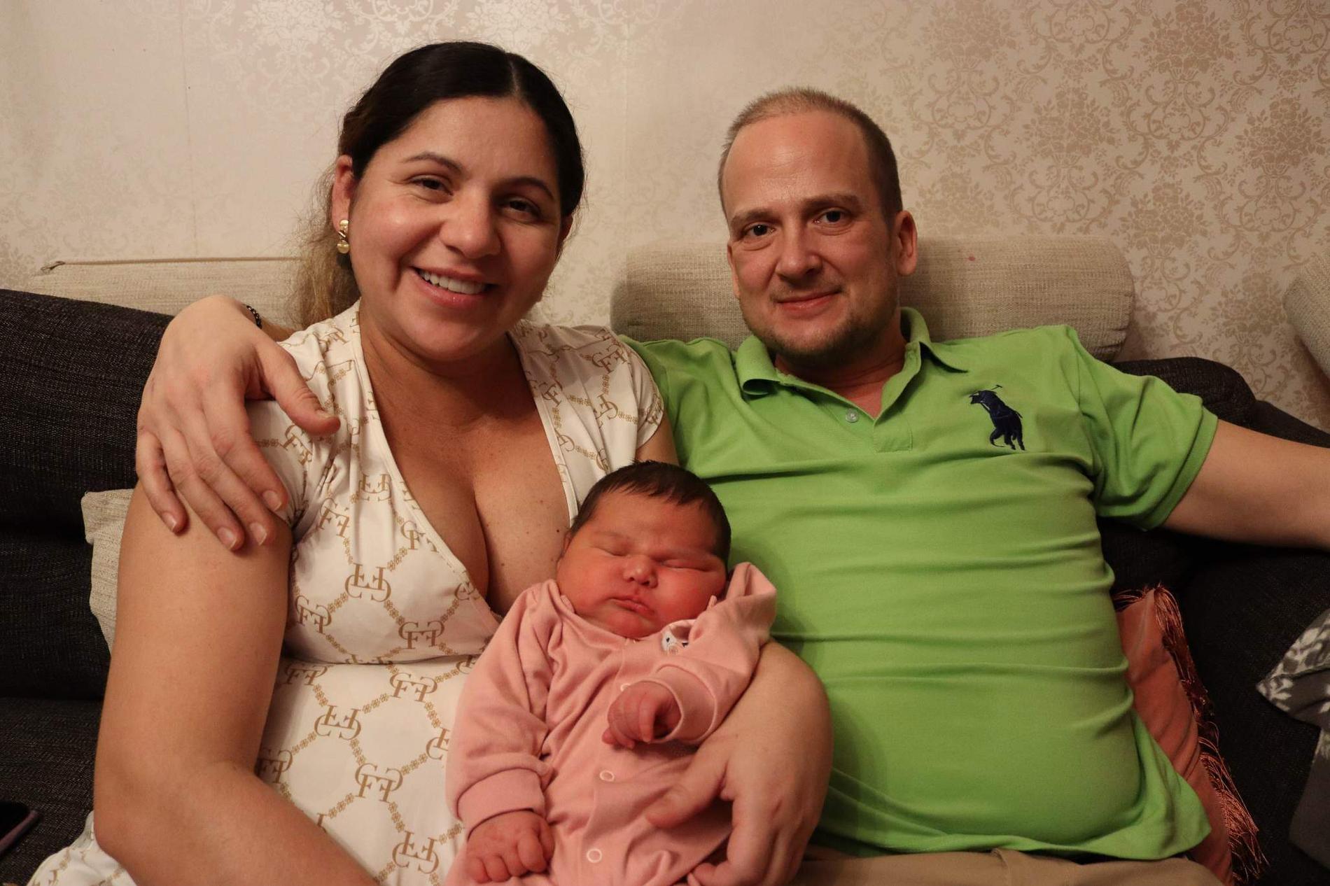 För Sandra och Andreas var det helt oväntat att deras nyfödda dotter skulle vara så tung.