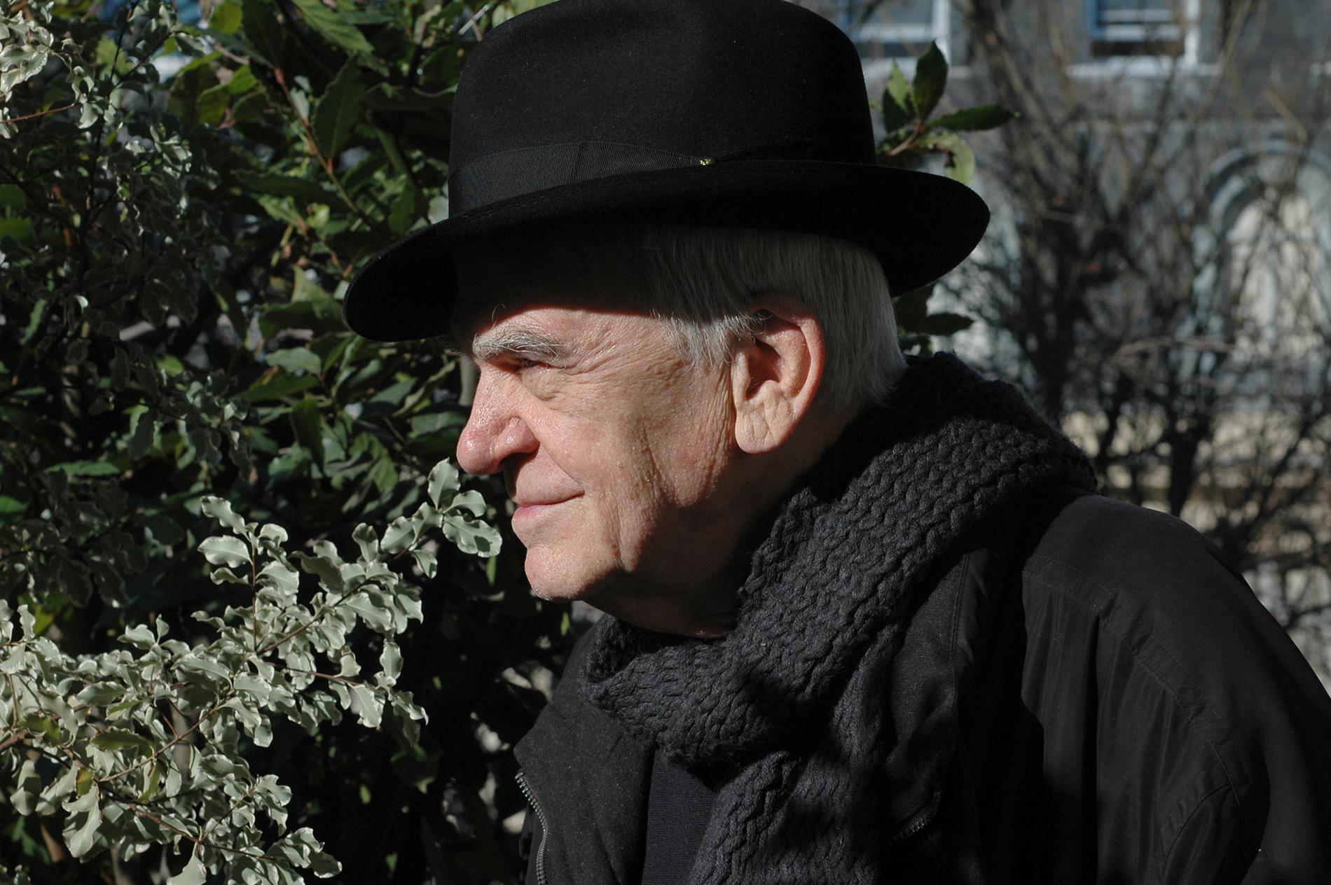 Milan Kundera, född 1929, blev fransk medborgare 1981 och är bosatt i Paris.