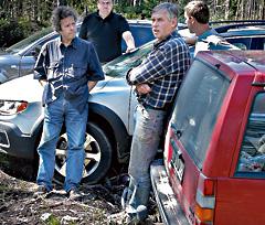 Stolta testförare har lyckats köra med sina halvmiljonjeepar längst ut på den oländiga skogsbilsvägen där de träffar bonden Gunnar Erlandsson som kört med sin 945:a.