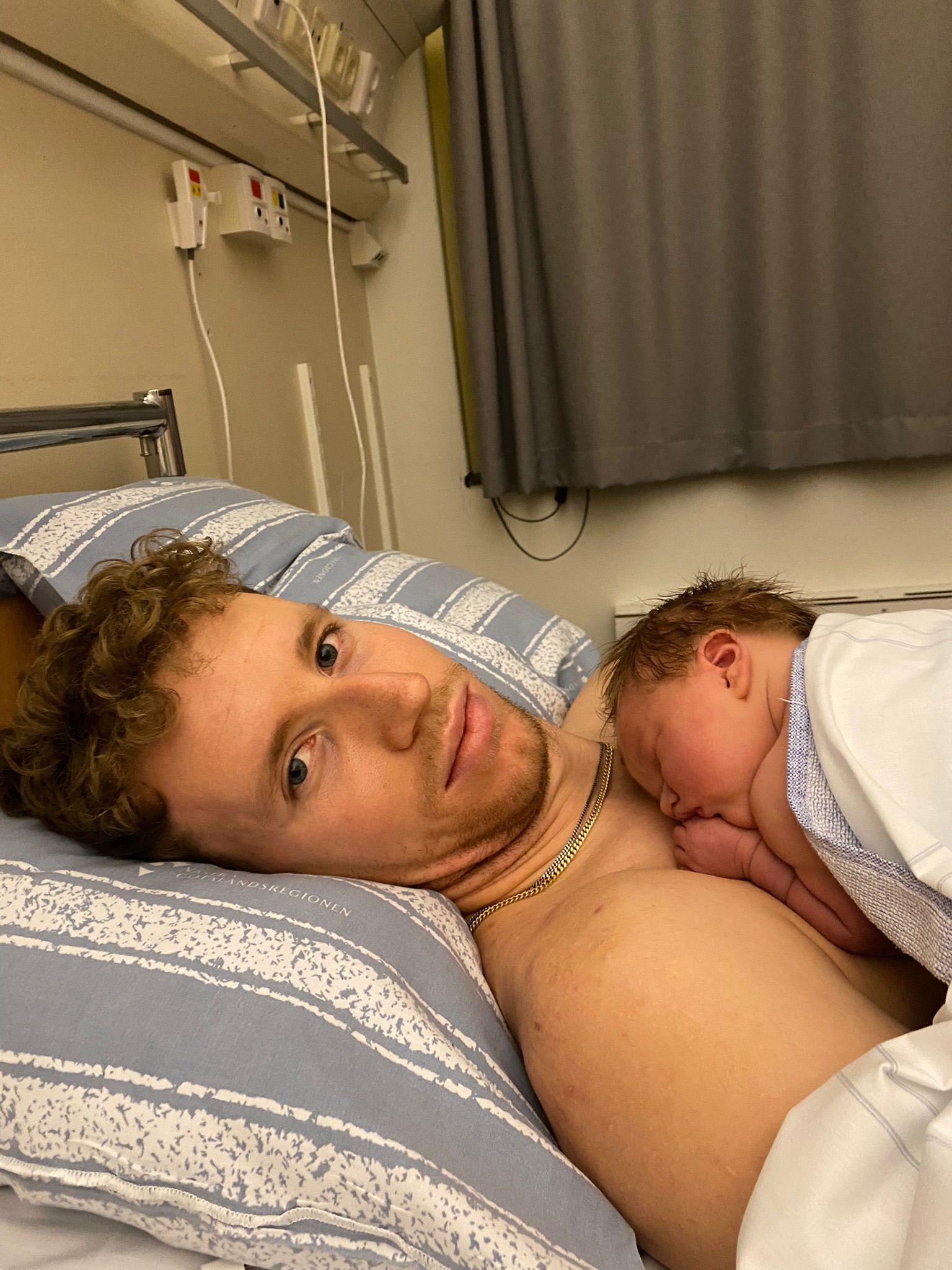 Samuel Gustafson med nyfödda dottern Alba.