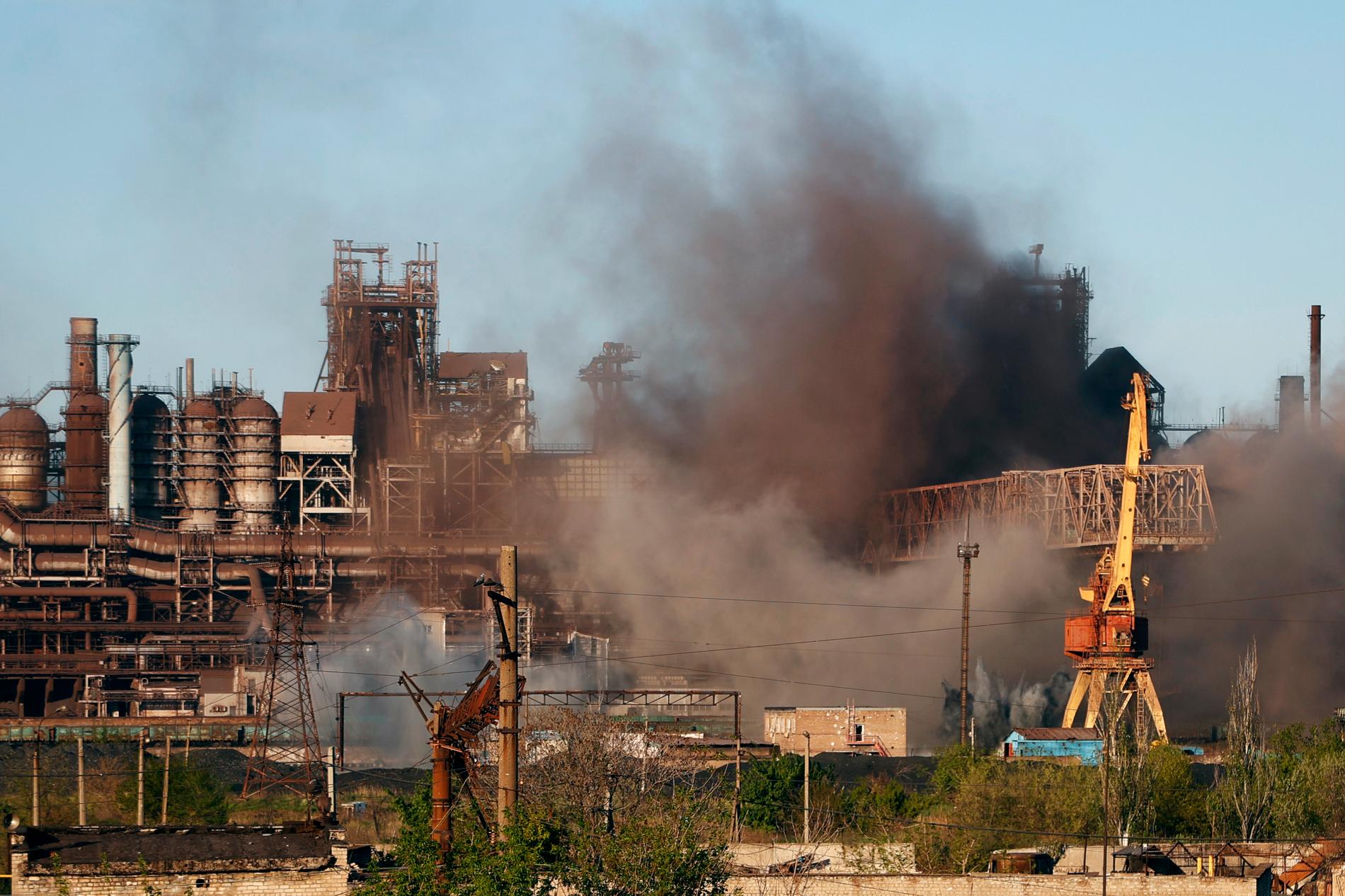 Röken stiger från stålverket Azovstal i Mariupol i lördags. Stålverket har varit under hård beskjutning.