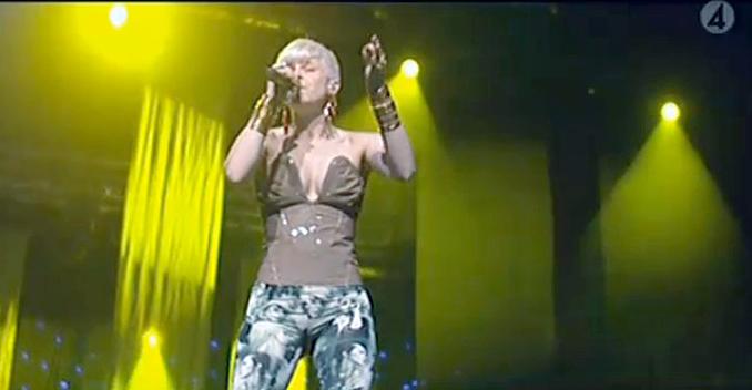 Robyn hyllade hjältarna genom att framföra låten ”Indestructible” live, för första gången i Sverige.