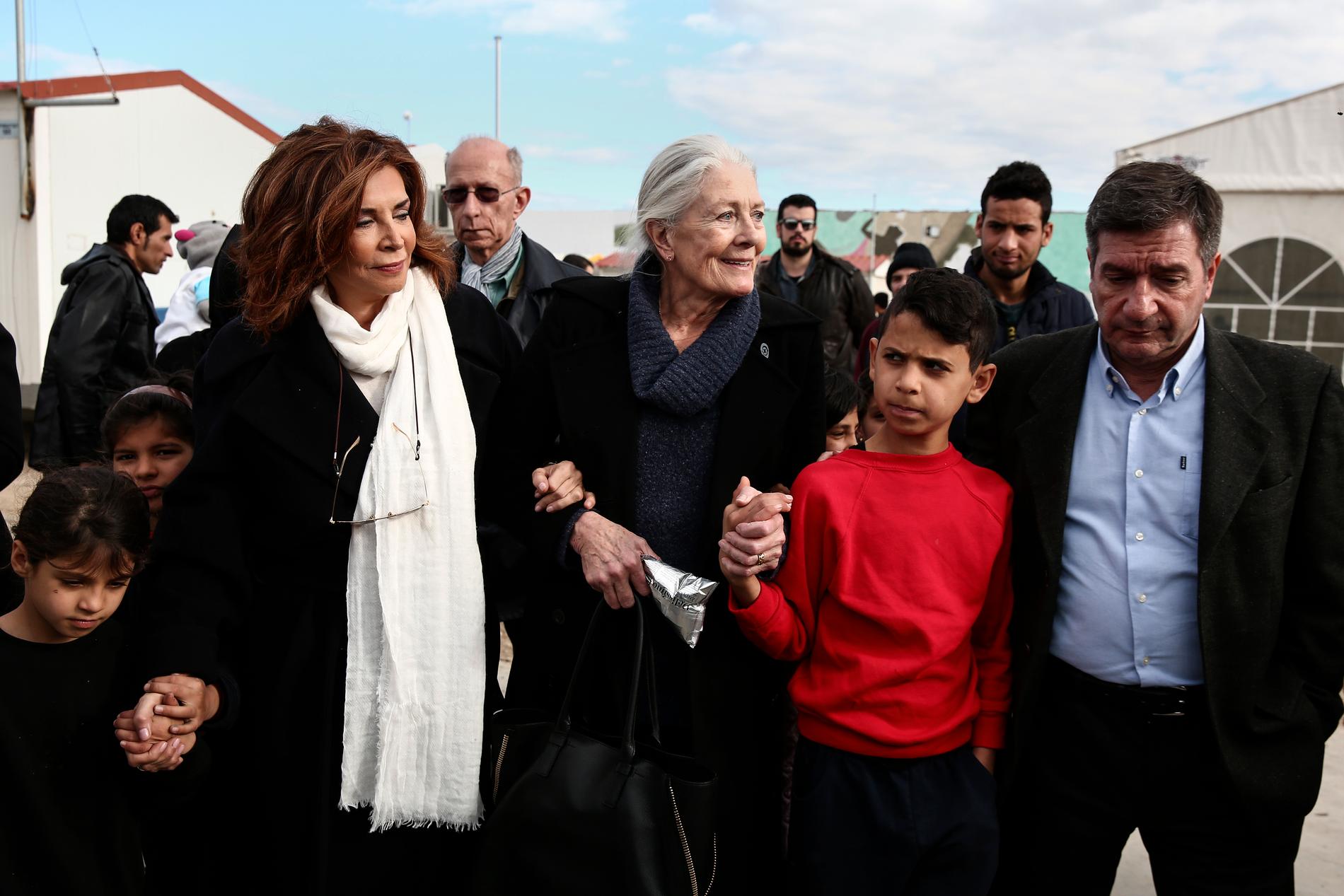 Vanessa Redgrave har engagerat sig starkt i flyktingkrisen. Här besöker hon ett flyktingläger i Aten 2016.