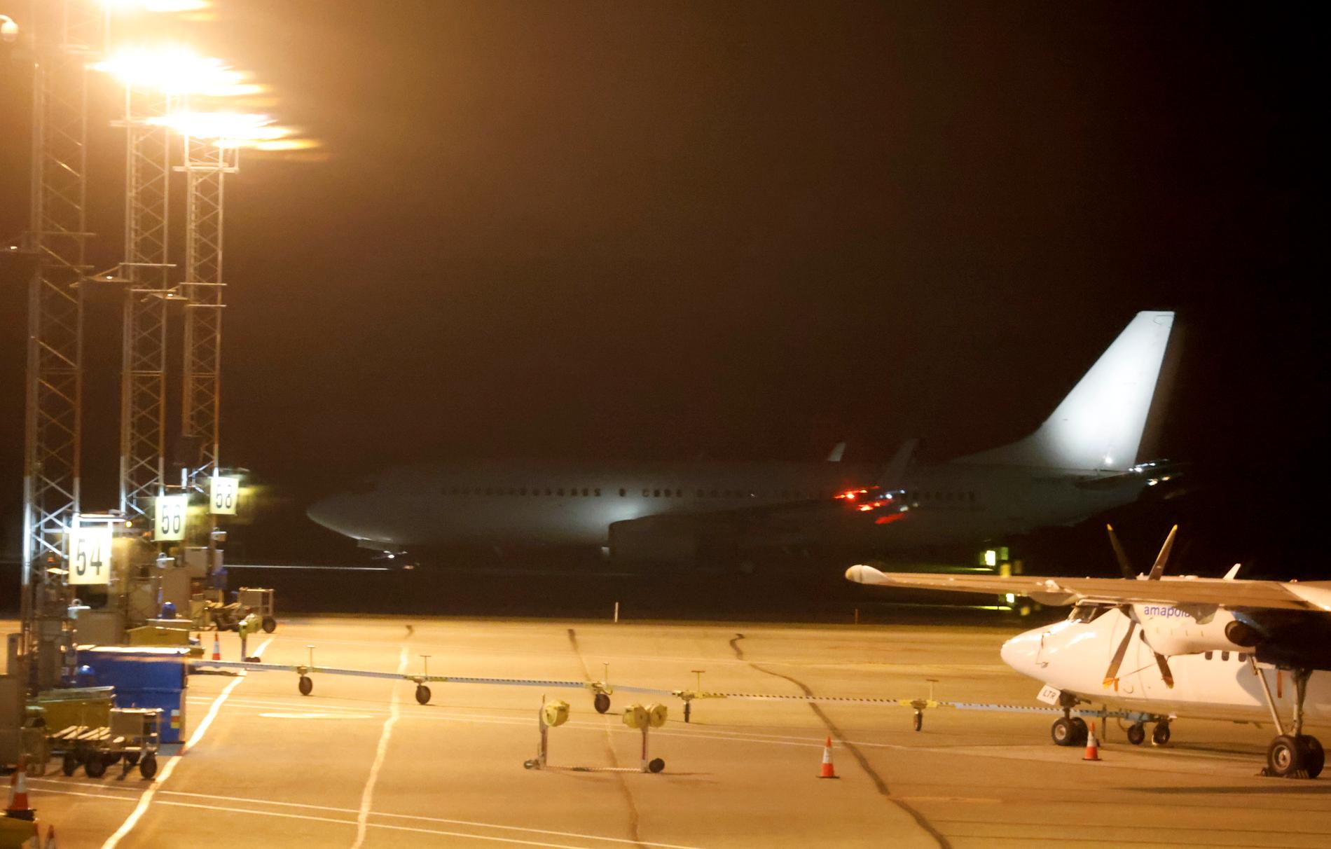 Ett evakueringsflyg från Israel landar på Arlanda, natten mot i fredags. 