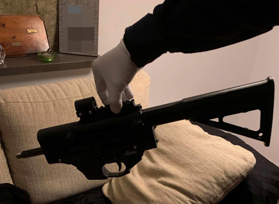 I mars 2022 dömdes en ung man för bland annat grovt vapenbrott, i hans lägenhet fann man bland annat ett funktionsdugligt 3D-utskrivet vapen.