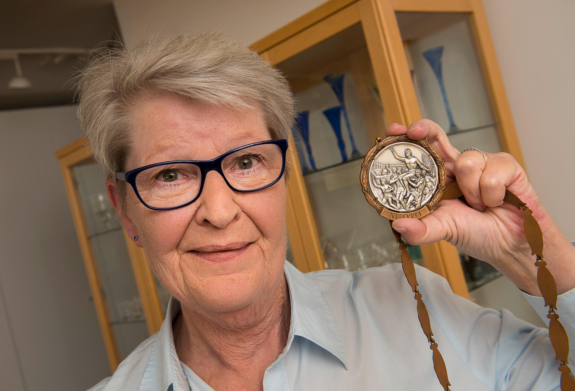 Jane Cederqvist var inte bara den första kvinnan att få Svenska Dagbladets guldmedalj utan också den yngsta mottagaren någonsin. Bilden är tagen 2015 när hon fyllde 70 år.