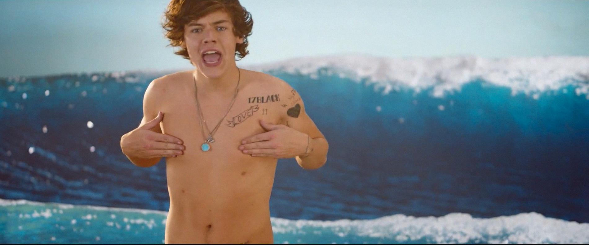 Heta Harry badar Ibland blir det varmt för Harry. Då tar han av sig skjortan.