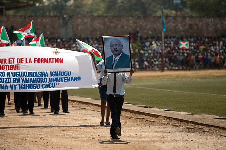 Människor lojala till regeringspartiet CNDD-FDD  håller upp ett porträtt av president Pierre Nkurunziza under firandet av självständighetsdagen den 1 juli Bujumbura.