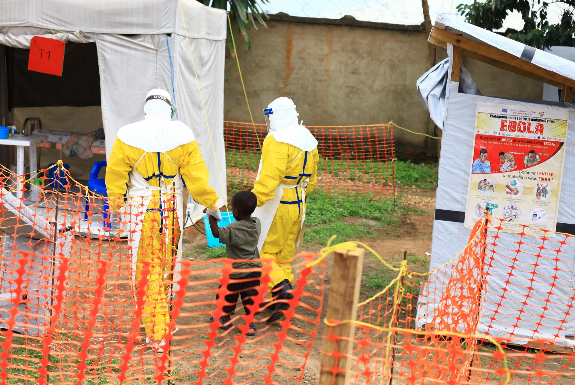 Vårdpersonal med en pojke som misstänktes ha smittats av ebolavirus i november 2018. Arkivbild.