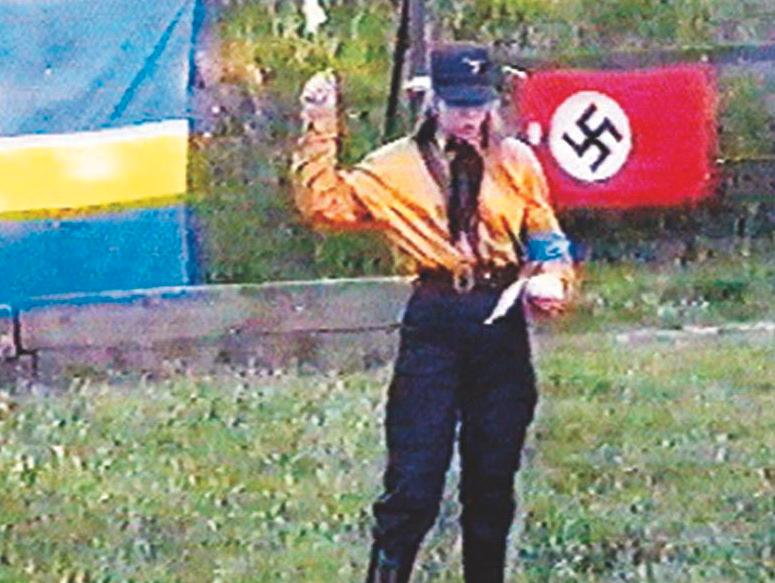 Tina Hallgren Bengtsson gjorde Hitlerhälsning vid ett nazistmöte i Skåne 1996.