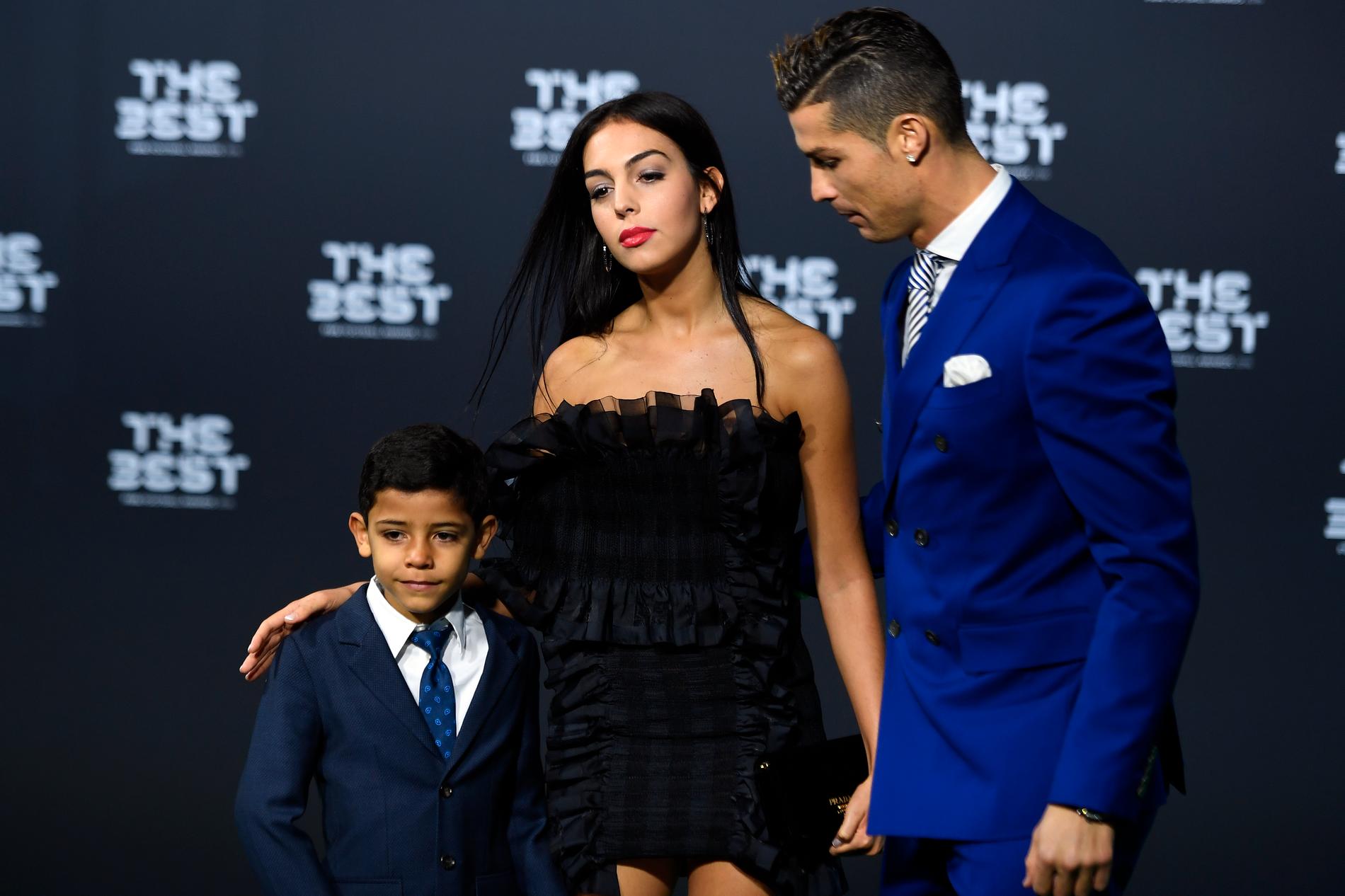 Ronaldo har sedan tidigare sexårige sonen Cristiano Jr. Ronaldo. Här syns Real-stjärnan med flickvännen Georgina Rodriguez.