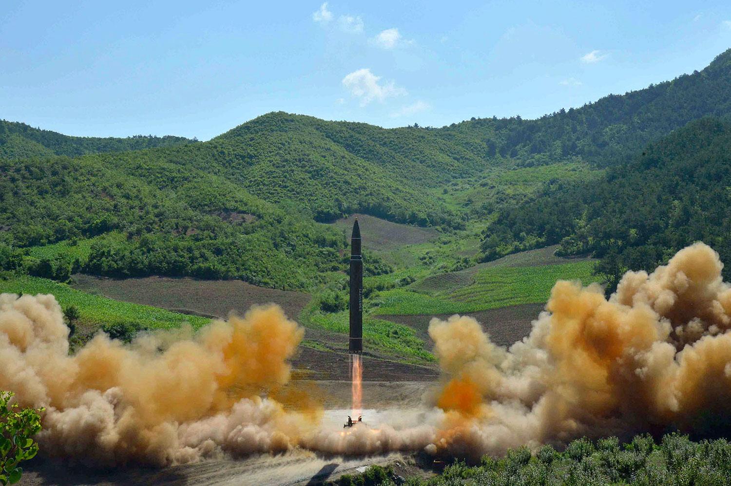 Bilden som offentliggjorts av Nordkoreanska myndigheter uppges visa missilen Hwasong-14. 