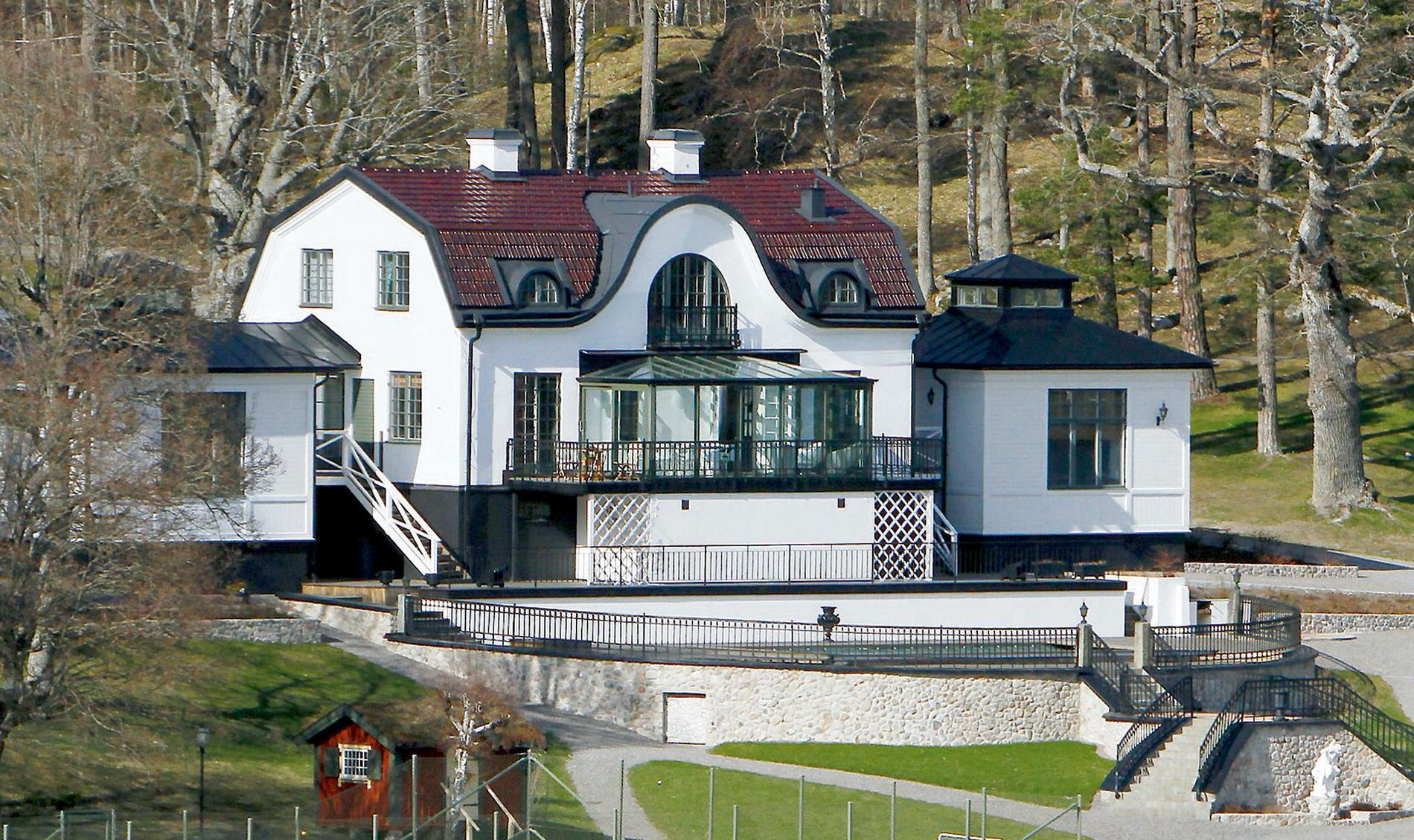 Björn Borgs hus Björn har en elegant pool framför huset.