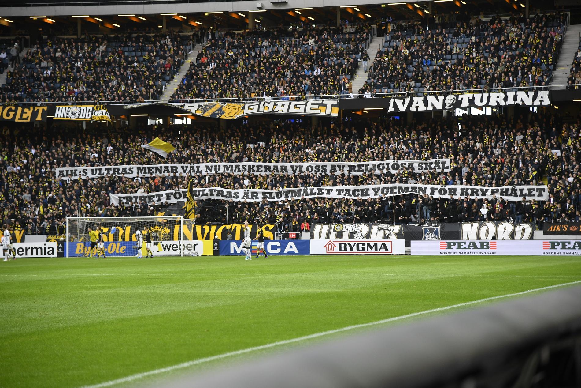 AIK-fansens banderoll i premiären mot Häcken.