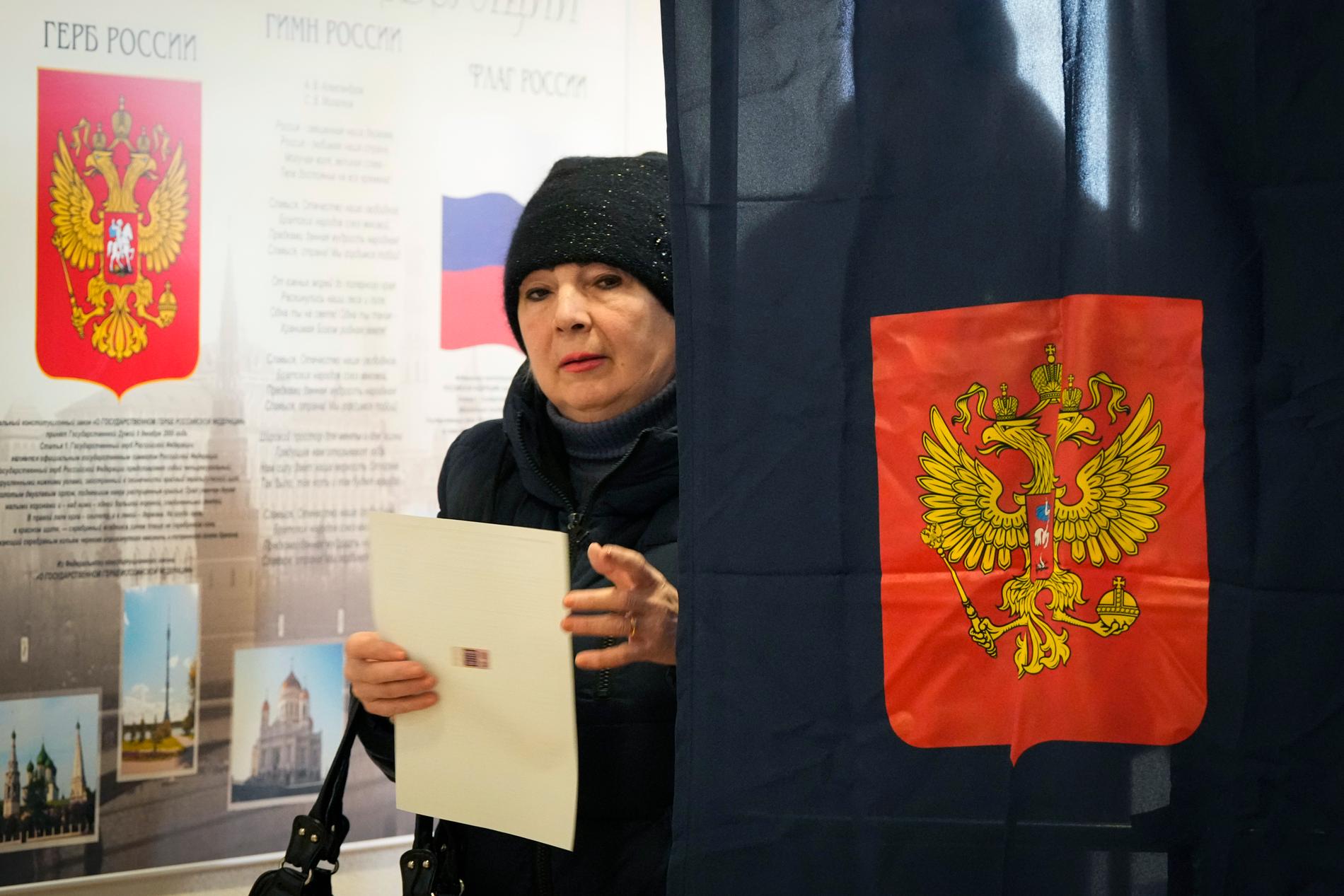 En kvinna i St. Petersburg lägger sin röst.